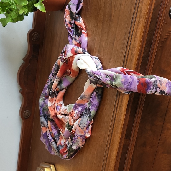 Kevser Scarf 38 inches X 37.25 inches. Scarf is very soft but no identification. - Picture 6 of 8